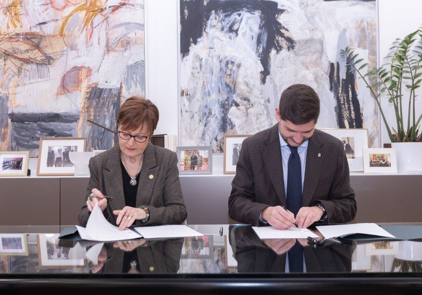 La rectora Mavi Mestre signant el conveni amb l'alcalde de Gandia, José Manuel Prieto.